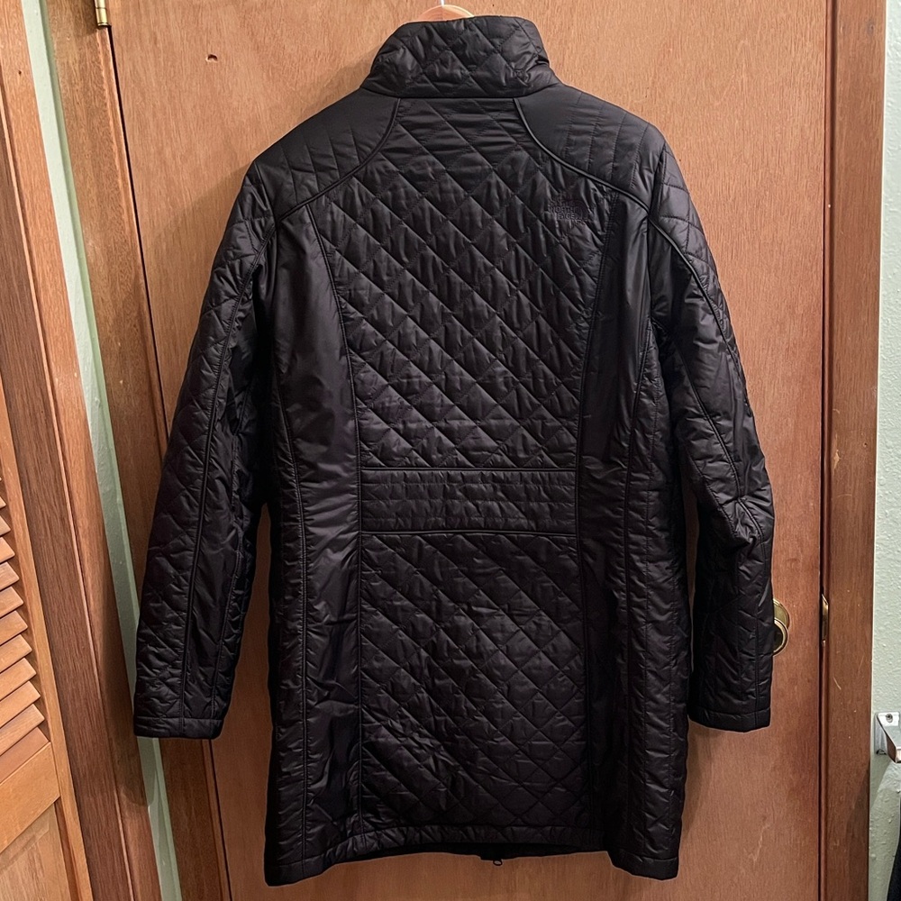 The North Face Quilted Jacket in Black with Subtle Logo - Picture 2 of 4